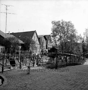 Hude: Uferanlage am Stadtarm der Trave, rechts Brücke zwischen der Hude und Heiligengeiststraße, im Hintergrund Gebäude der Heiligengeiststraße, Blick nach Norden