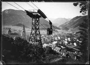 Österreich, Mariazell. Stadtteilanischt mit Seilbahn
