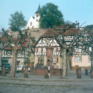 Zwingenberg. Marktplatz mit Brunnen