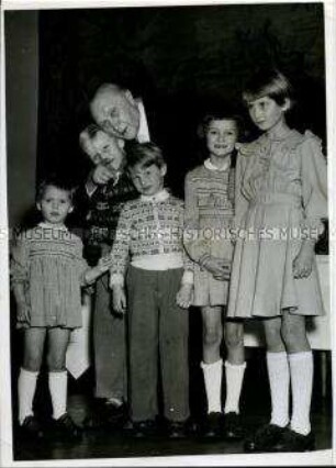 Konrad Adenauer mit seinen Enkeln bei der Verlobung seiner Tochter Lotte