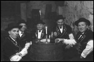Montreux: Chez Fanchette, Weinkeller, Trachtengruppen