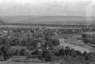 Höxter mit Weserbrücke : Höxter. Blick vom Ziegenberg nach Nord-Nordosten über die Stadt und die Weserschleife mit Weserbrücke Höxter
