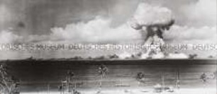 Zündung der Atombombe "Able" über dem Bikini-Atoll am 1. Juli 1946