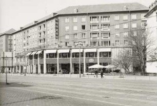 Dresden-Altstadt, Ernst-Thälmann-Straße (heute Wilsdruffer Straße) 6. Restaurant "Szeged" (1961-1962; G. Müller, G. Gruner). Blick über die Straße
