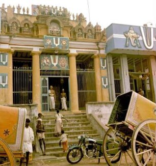 Vishnu-Tempel. Eingang mit Treppenanlage : Varanasi (Indien). Vishnu-Tempel. Eingang mit Treppenanlage