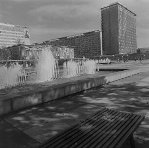 Dresden. Blick über den Leninplatz auf das Interhotel Newa (rechts) und das Interhotel Bastei (links)