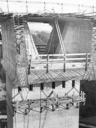 Kochertalbrücke, km 679,942 - 681,070 Gebaut 1976 - 1979. Pfeilertisch