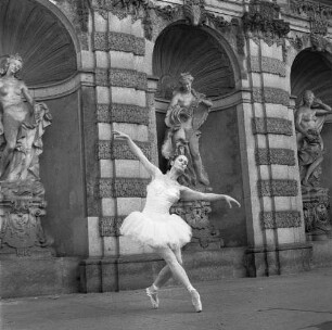 Ballerina im Nymphenbad des Dresdner Zwingers
