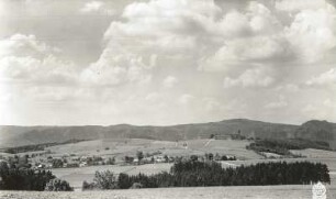 Ottendorf (Sebnitz-Ottendorf). Ortsteilansicht gegen Endlerkuppe mit Jugenderholungsheim, Großen und Kleinen Zschand und Großen und Kleinen Winterberg