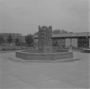 Platz der Bauarbeiter mit Märchenbrunnen von Karl Schönherr (1986)