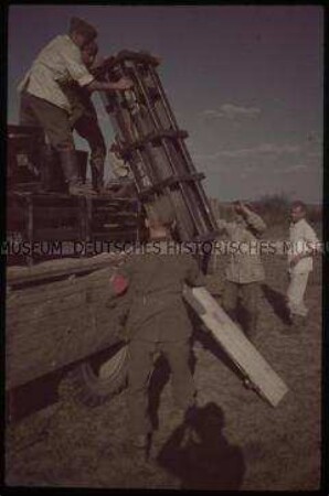 Soldaten beim Entladen von Munition