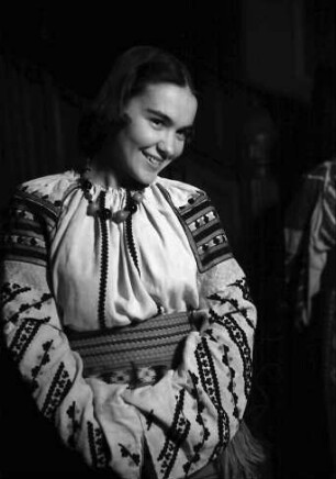 Bukarest: Mädchen in rumänischer Tracht