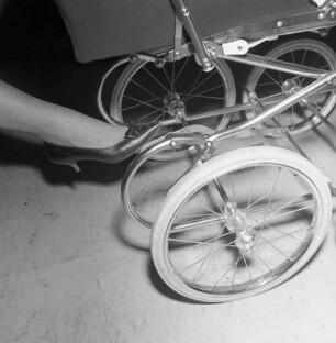 Gestell eines Kinderwagen (Teilansicht). Demonstration der Bremse