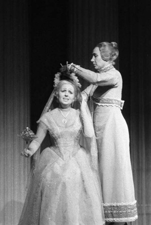 Szenenbilder aus "Leonce und Lena", Kammeroper von Kurt Schwaen nach dem Lustspiel von Georg Büchner. Staatsoper Berlin im Apollo-Saal, Uraufführung 15.10.1961
