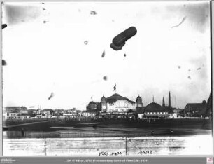 Internationale Luftschiffahrt-Ausstellung (ILA) mit Fesselballon, Festhalle im Hintergrund