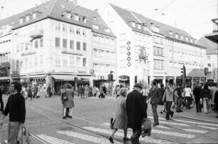 Freiburg: Fußgänger um den Bertoldsbrunnen