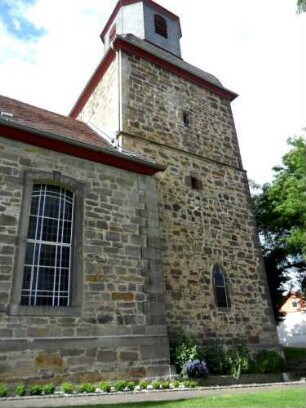 Evangelische Kirche - Kirchturm (gotische Gründung im 15 Jhd als Chorturm mit Turmchor sowie abschließender Wehrplattform) von Südwesten mit Schießscharten
