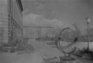 Dresden. Hochschule für Musik Carl Maria von Weber (1950/1951, E. Leibold) und Berufsschule für Bauwesen (1952/1953, G. Kintzer) am Fucikplatz