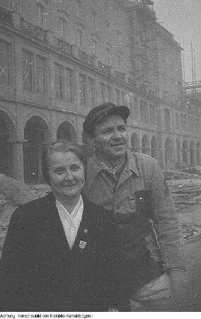Dresden. Lydia Hoyer, Aufbauhelferin, von der sozialistischen Presse hochstilisiert wegen ihrer vielen freiwilligen, unbezahlten Aufbaustunden, 1955/57
