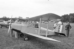 Freiburg: Doppeldecker aus Hangar