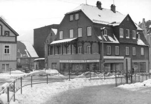 Klingenthal, Leninstraße (Graslitzer Straße). Wohn- und Geschäftshaus. Ansicht vom Leninplatz (Marktplatz)