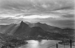 Rio de Janeiro : Blick vom Zuckerhut auf Rio de Janeiro und den Corcovado mit dem Cristo Redentor.