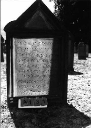 Grabstein 131 (Index: 99798071) Material: Sandstein, rot Zustand: leicht verwittert Maße HxBxT: 139x70x15 cm Beschreibung: Stele; Giebel: Grabstein 131A