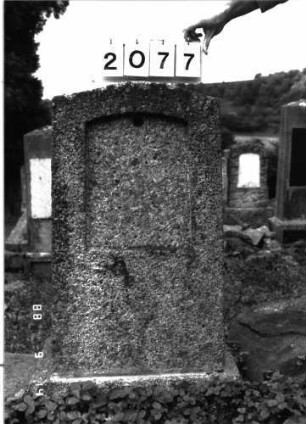 Grabstein 2077 (Index: 100096983) Maße HxBxT: 113x47x20 cm: Grabstein 2077