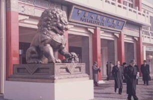 Blick auf den Eingang Messelhalle der Volksrepublik China auf dem Messegelände der Mustermesse in Leipzig (1954)