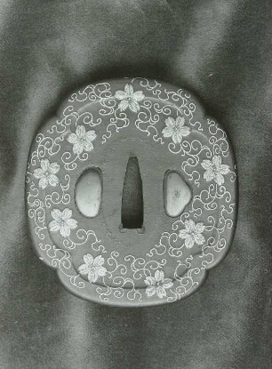 Tsuba (Stichblatt) mit Karakusa-Ranken und Blüten, Provinz Higo