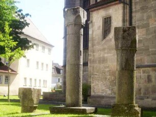 Stadtkirche - Kirchhof im Nordosten mit Steinsäulen (Spolien der romanischen Vorgängerkirche)