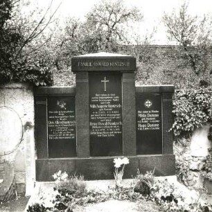 Grabmal der Familie Oswald Kuntzsch (nach 1916). Sandstein, Diorit? Moritzburg-Reichenberg, Friedhof