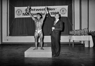 Bodybuilding-Wettbewerb im 'Haus des Handwerks', Bielefeld, 1983. Der Sieger steht fest