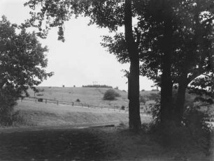 Bischofsheim an der Rhön, Kreuzigungsgruppe : Bischofsheim an der Rhön. Blick vom Kloster Kreuzberg zur Kreuzigungsgruppe