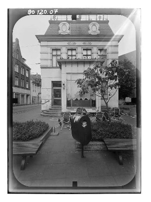 Brandenburg an der Havel, Hauptstraße. Wohnhaus (mit Restaurant oder Café). Straßenfront