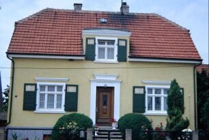 Haus an der Straße nach Gotha, schmuckvolle Fensterläden
