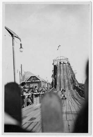 Hölzerne Sommerrodelbahn auf einem Jahrmarkt