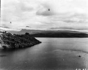 Der Theodore Roosevelt Lake : Blick auf den Theodore Roosevelt Lake, einem Stausee in Arizona. Am Ufer des Sees der Gebäudekomplex eines Hotels.