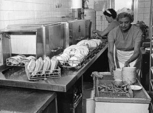 Frauen beim Geschirrspülen in einer Werkskantine