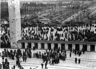 Berlin: Reichssportfeld; Publikum strömt zum Olympiaportal; Blick auf die Sperren und Parkplatz