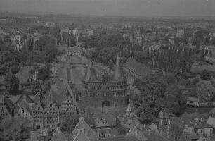 Lübeck: Blick vom Turm der Petrikirche auf Hostentor