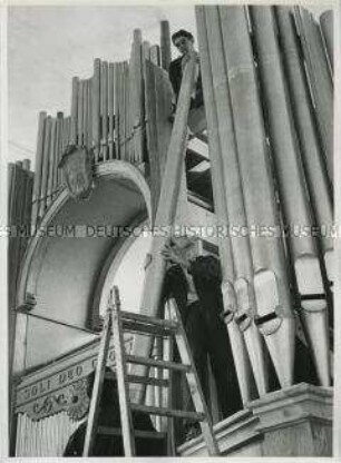 Aufbau einer neuen Orgel aus der Werkstatt des Orgelmachers in einer Kirche
