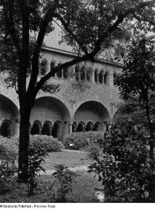 Bonn. Münster Sankt Martin (1140/1240). Kreuzgang. Teilansicht über den Innenhof