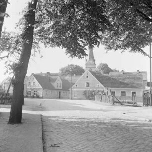 Landschaft um Christianstadt, ein Stadtteil der Stadt Naumburg am Bober. Blick auf die Stadtkirche. : Krajina wokoło Krzystkowice při Bobru, měšćanski dźěl města Nowogród Bobrzański. Pohlad na měšćansku cyrkej.