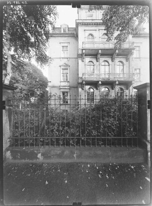 Dresden-Neustadt, Unterer Kreuzweg 1. Wohnhaus (1865). Straßenfront (Teilansicht)