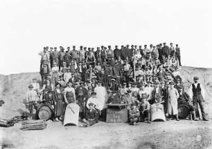 Belegschaft der Lederwerke Zug. Gruppenaufnahme vom 30.9.1913. Freiberg-Zug, Lederfabrik Zug, Werkteil Zugspitze