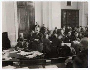 Senator John E. Rankin spricht während der Anhörung zum Hoover Moratorium, Washington D.C.. John E. Rankin