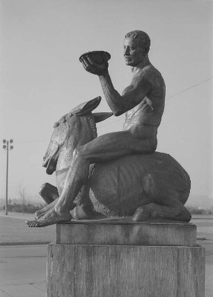 Dresden. Bacchus auf Esel reitend von Georg Wrba (1910) am neuen Platz (früher am ehem. Eingang zum Ratskeller, Kreuzstraße, jetzt wieder dort aufgestellt)