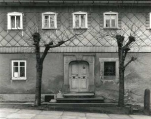Ebersbach-Neugersdorf, Rudolf-Breitscheid-Straße 19. Wohnhaus (1788). Teilansicht der Fassade mit Portal