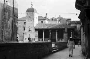 Trogir: Stadtplatz mit Loggia und Uhrturm